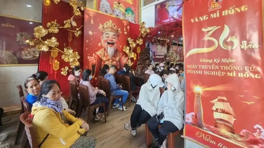 تراجُع أسعار الذهب في فيتنام إلى أقل من 170 مليون دونغ للأونصة